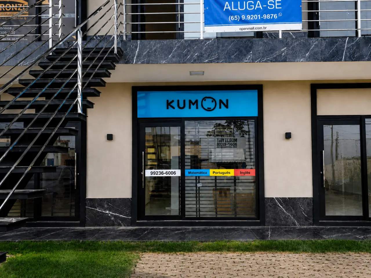 Fachada comercial em ACM com luminoso azul
