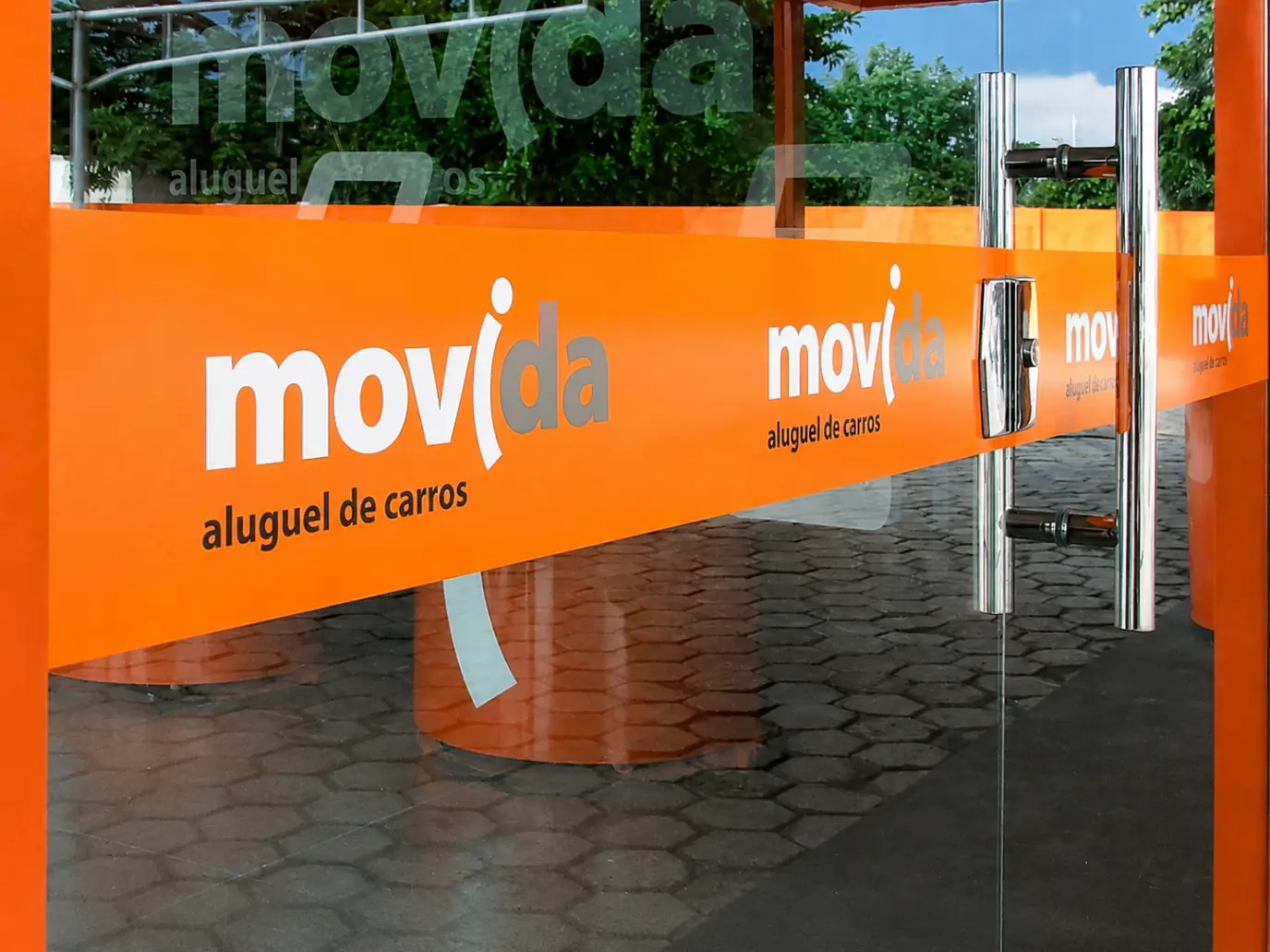 Adesivo aplicado em portas de vidro comerciais