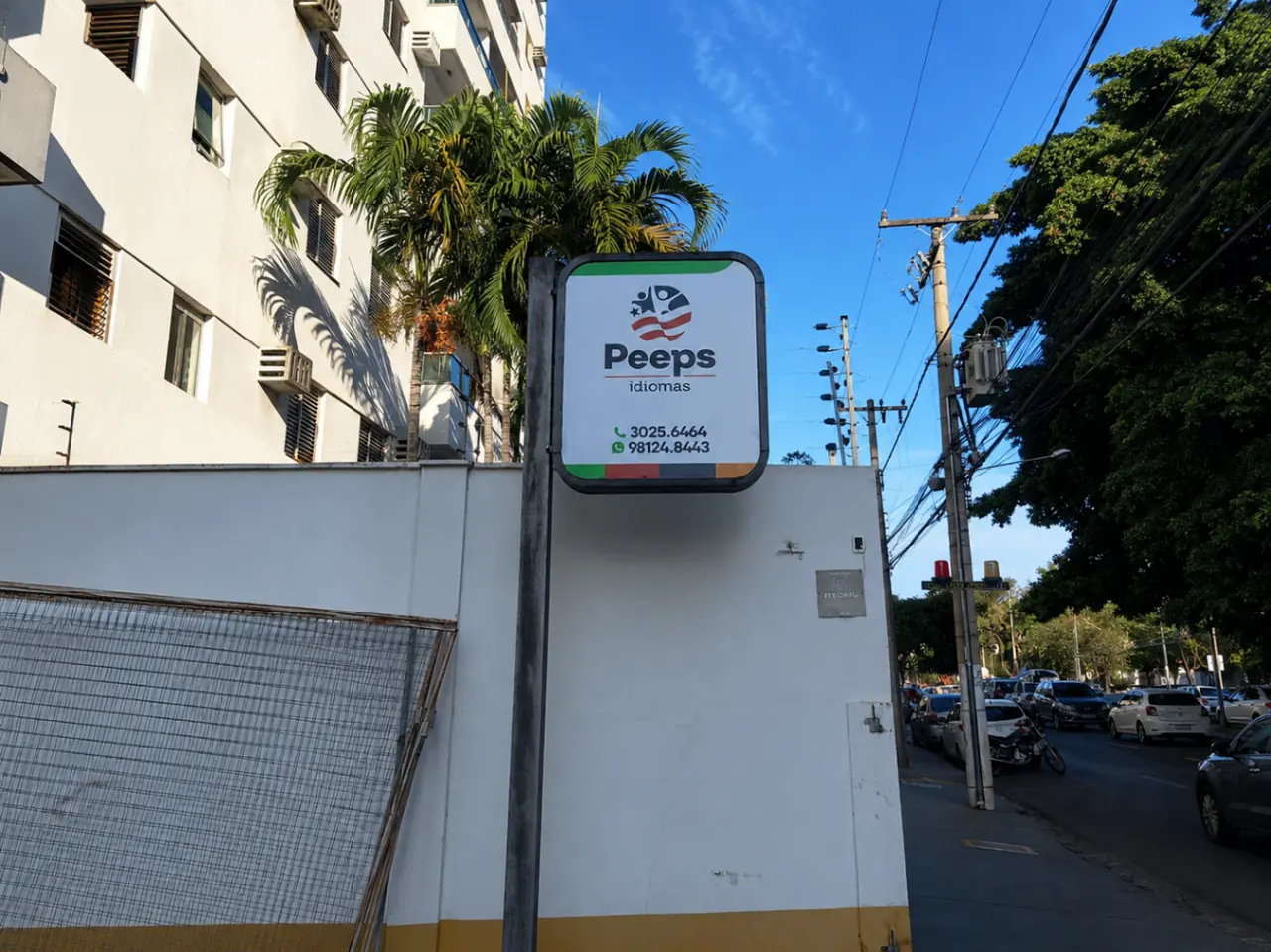 Totem externo em via urbana