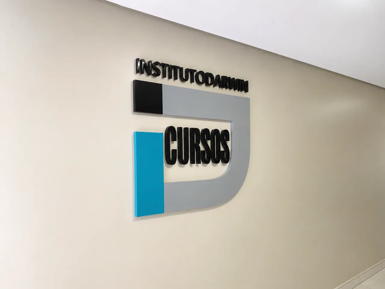 Letreiro Instituto Darwin Cursos