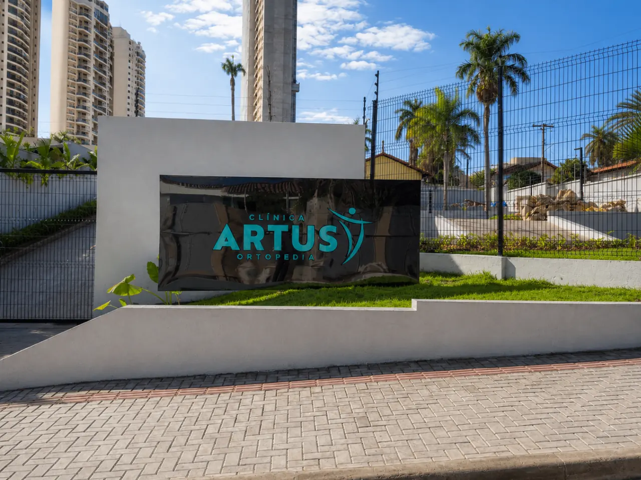 Fachada comercial em ACM preto brilhante