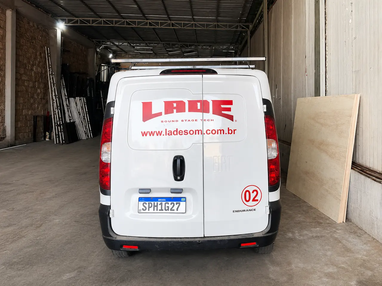 Personalização de van corporativa