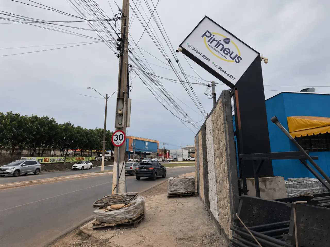 Totem com painel inclinado