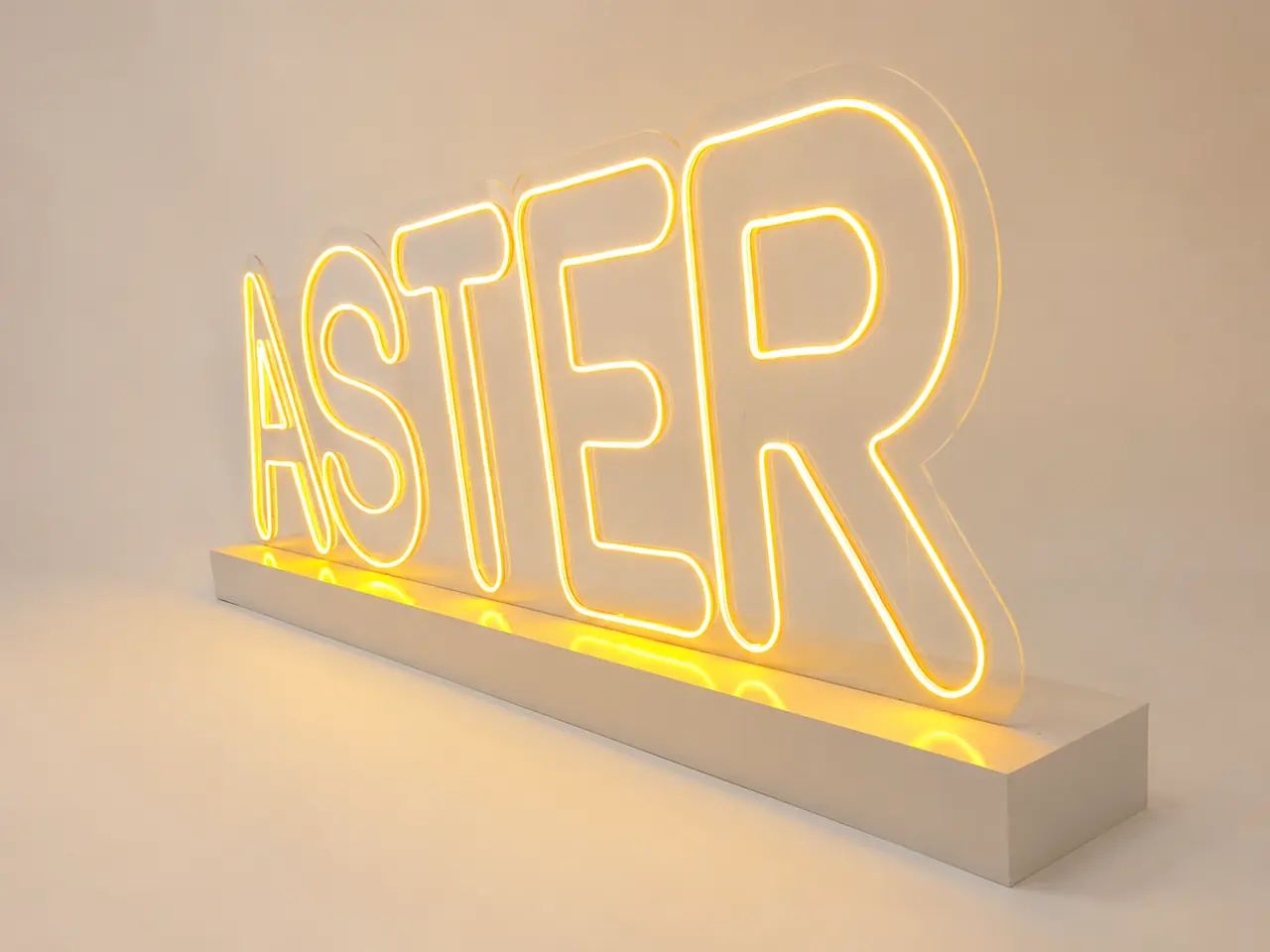 Letreiro neon amarelo
