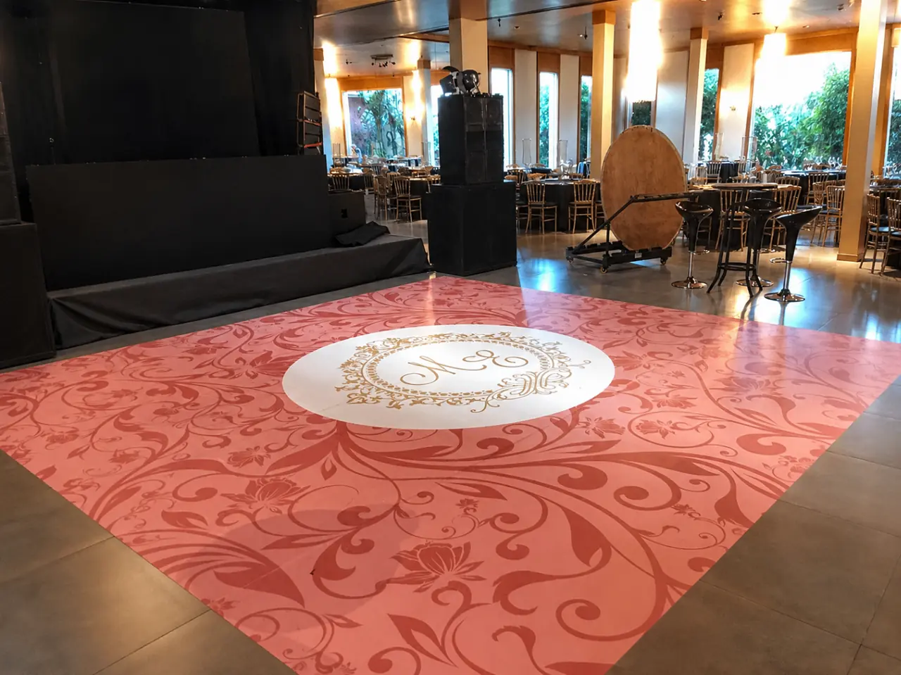 Pista de dança branca com detalhes dourados