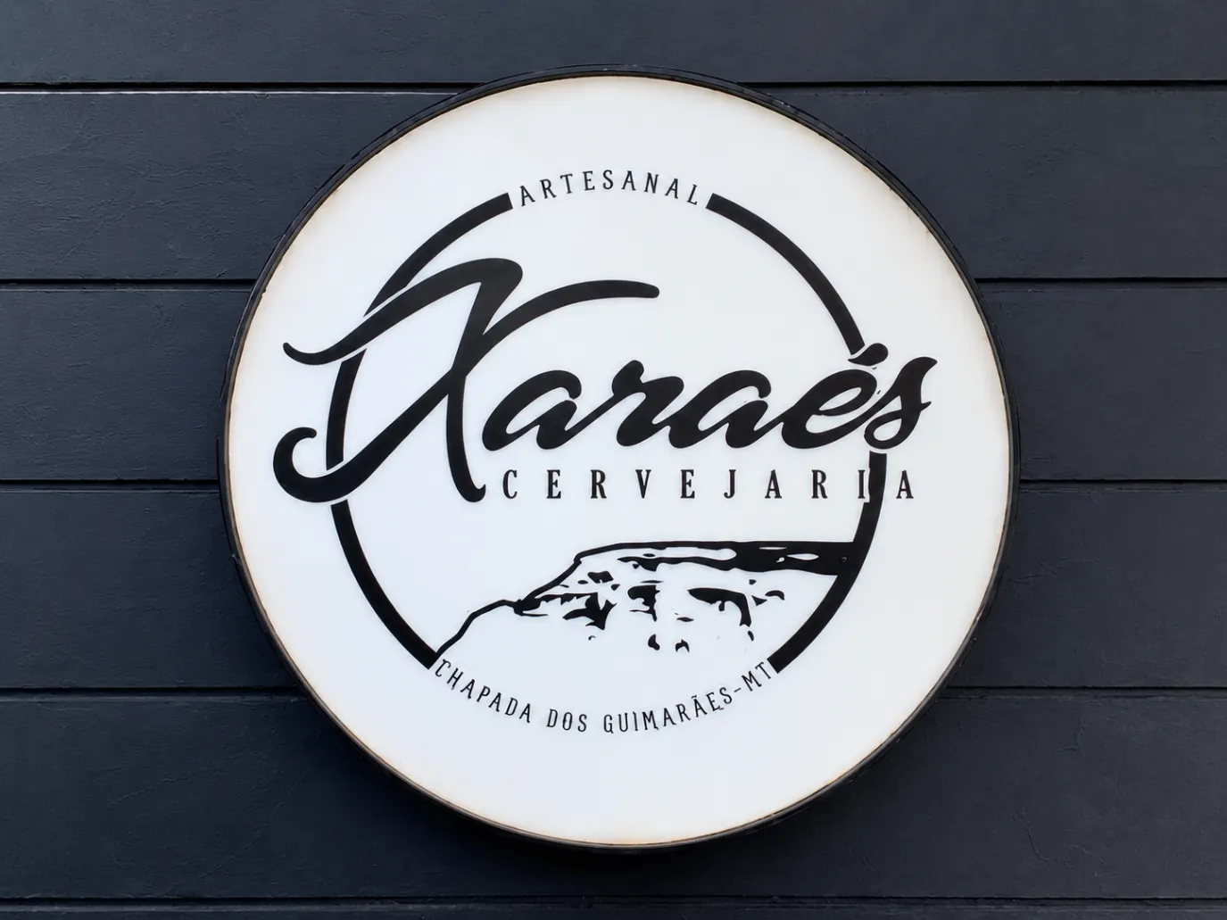 Placa redonda iluminada da Karaés Cervejaria