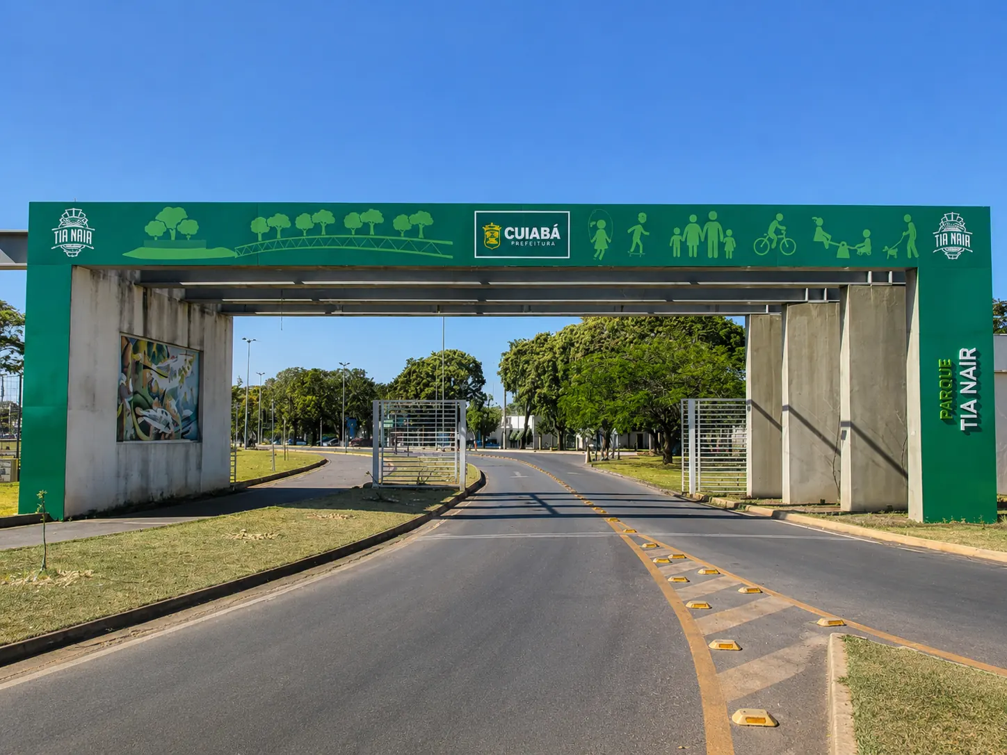 Pórtico de acesso com comunicação visual verde em Cuiabá