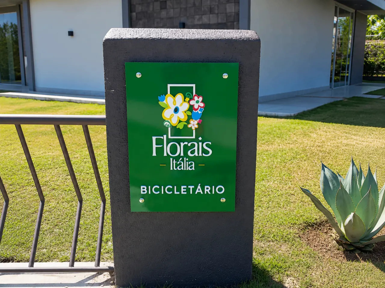 Placa de saída de serviço