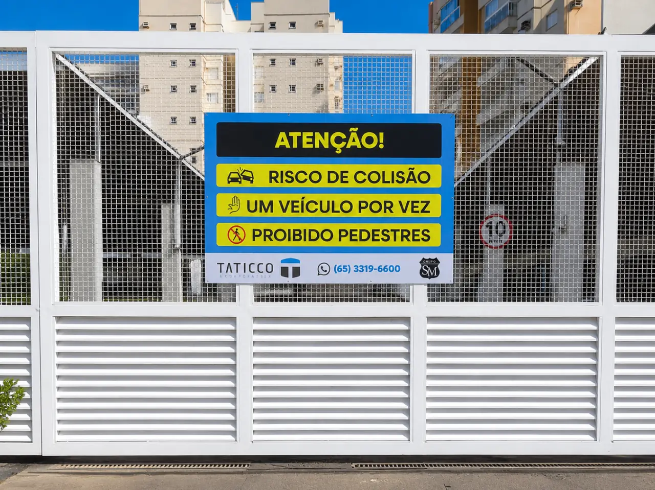 Placa de segurança com aviso de risco