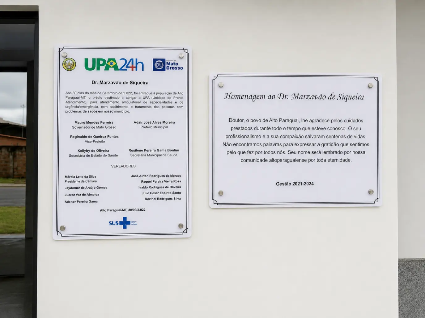 Placas institucionais e comemorativas