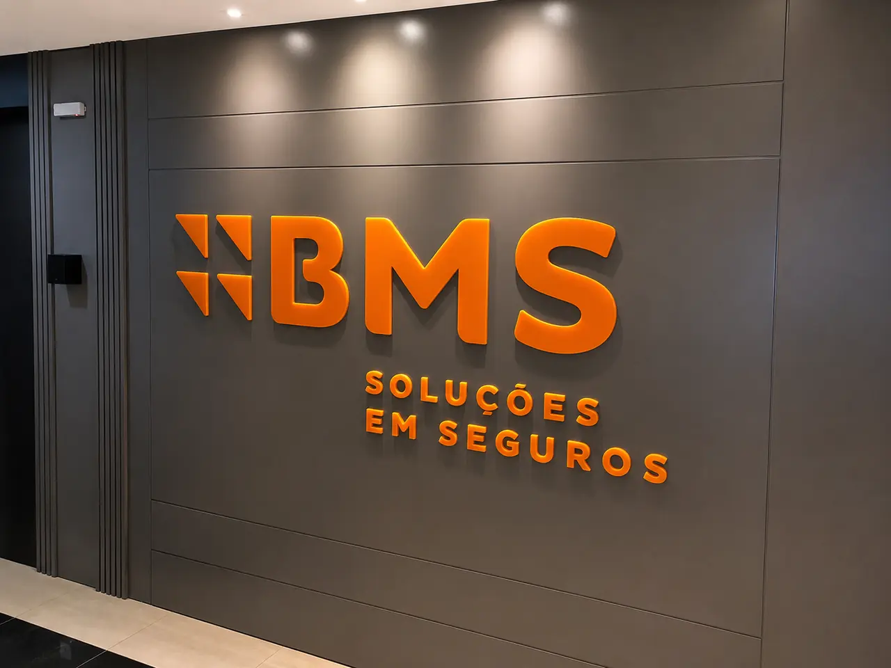Letras caixa iluminadas em parede cinza