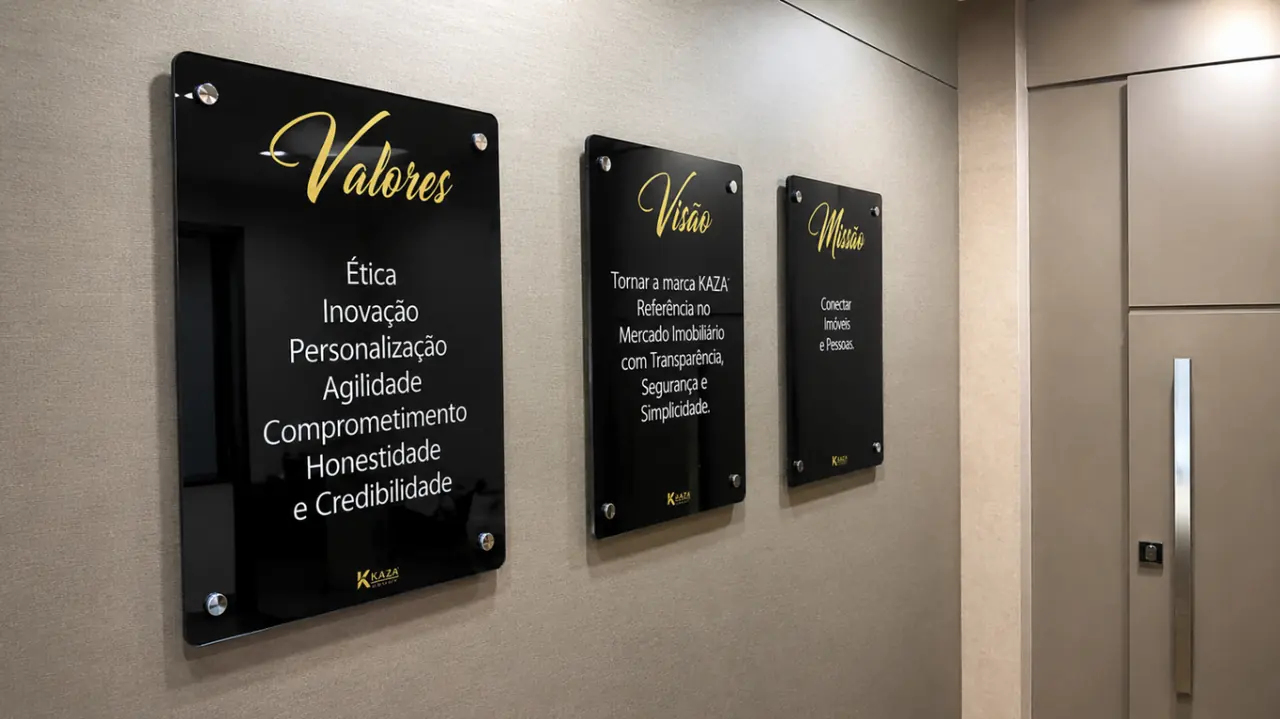Placa institucional em parede interna