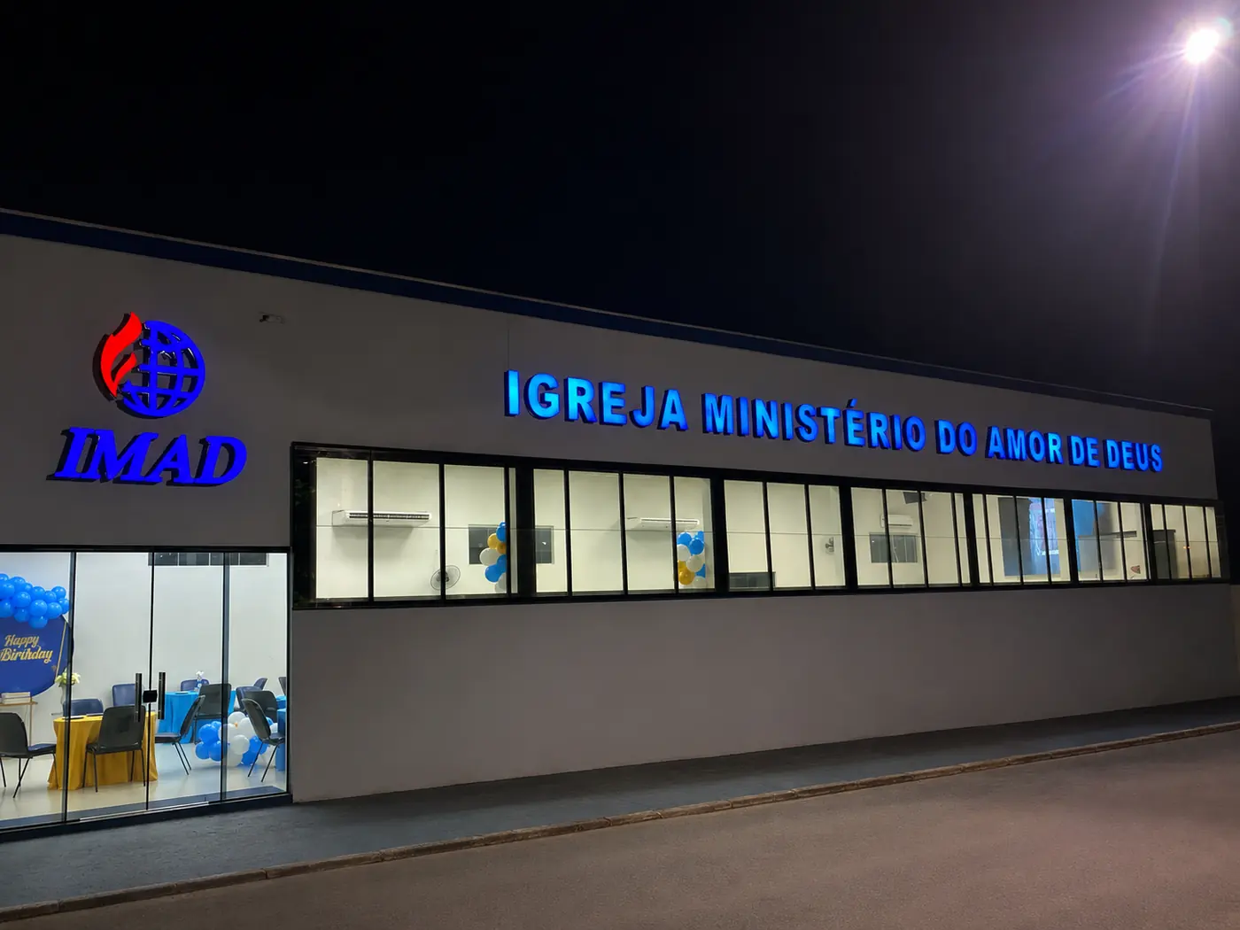 Fachada com letras em acrílico iluminado