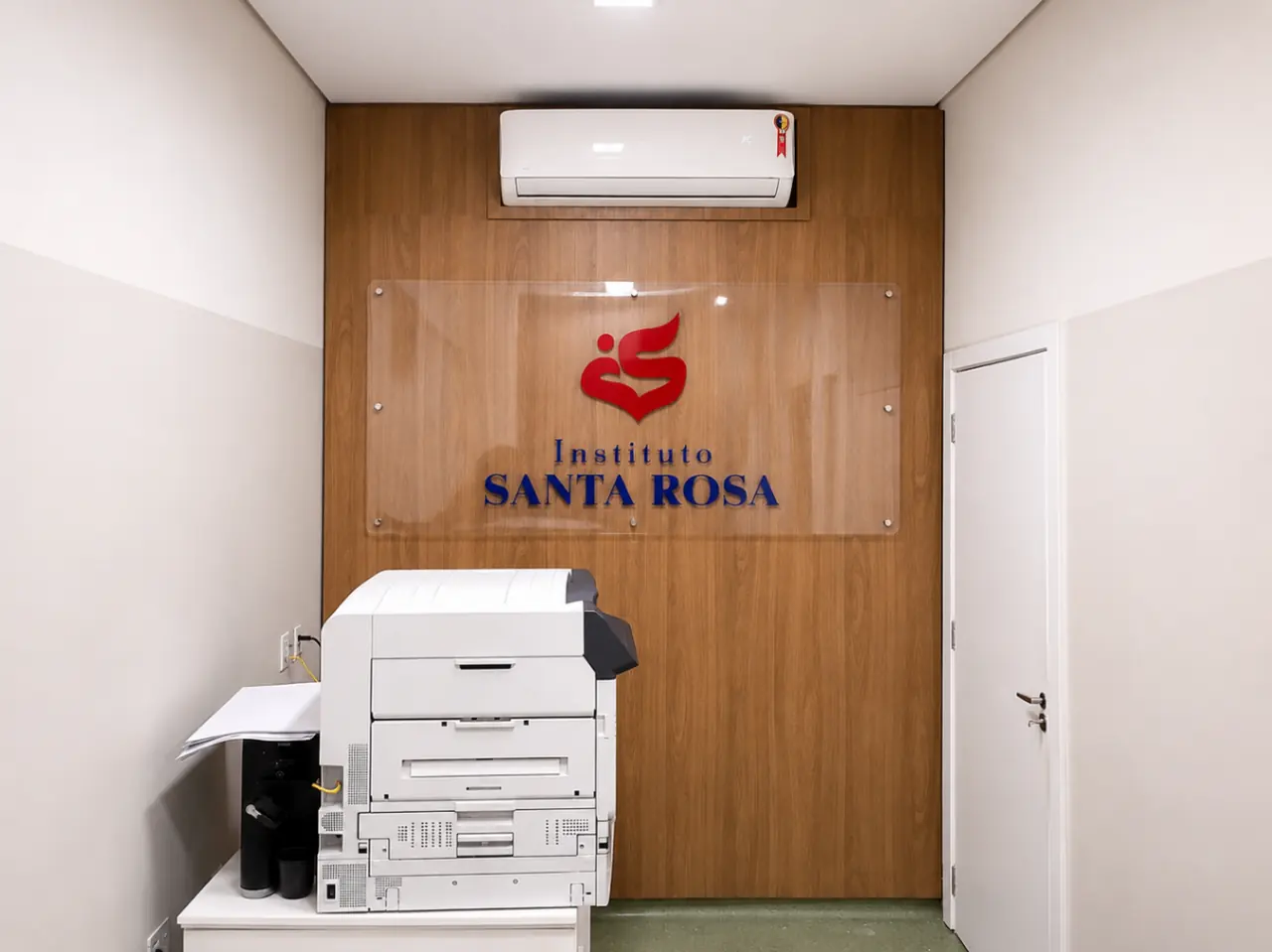 Placa de saída controlada