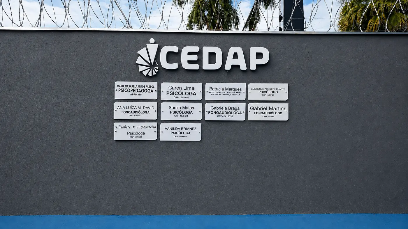 Identificação externa com placas profissionais