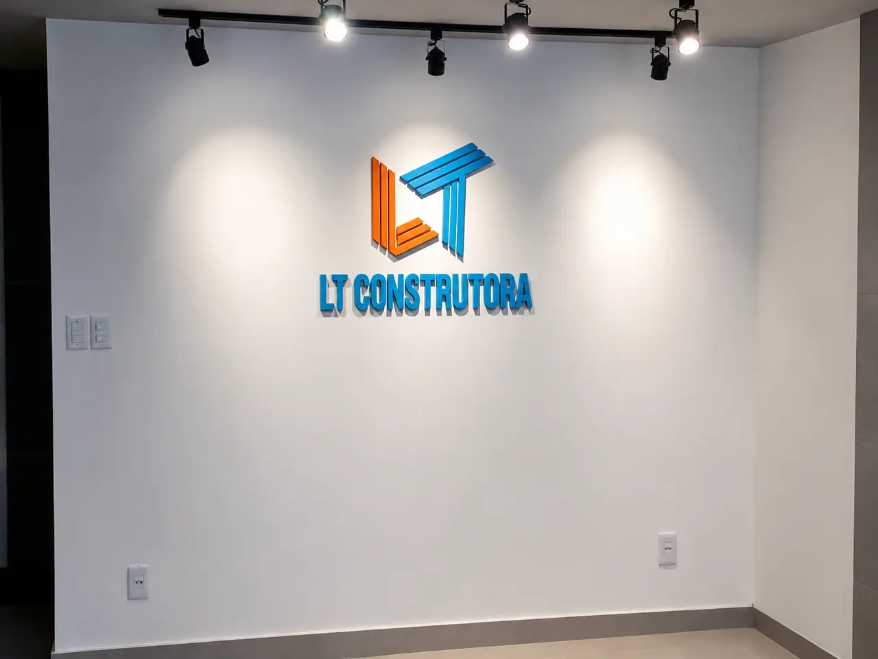 Letras caixa LT Construtora em recepção